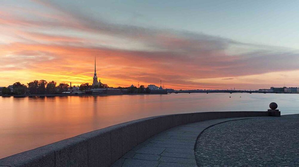 Набережная Невы в Санкт-Петербурге Набережная Невы в Санкт-Петербурге