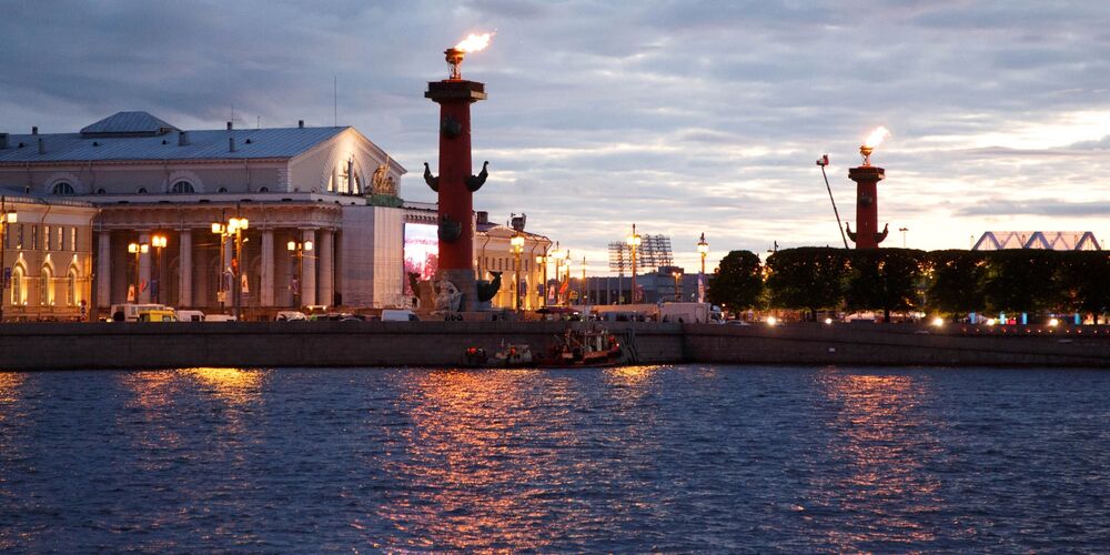 Факелы на Ростральных колоннах Факелы на Ростральных колоннах