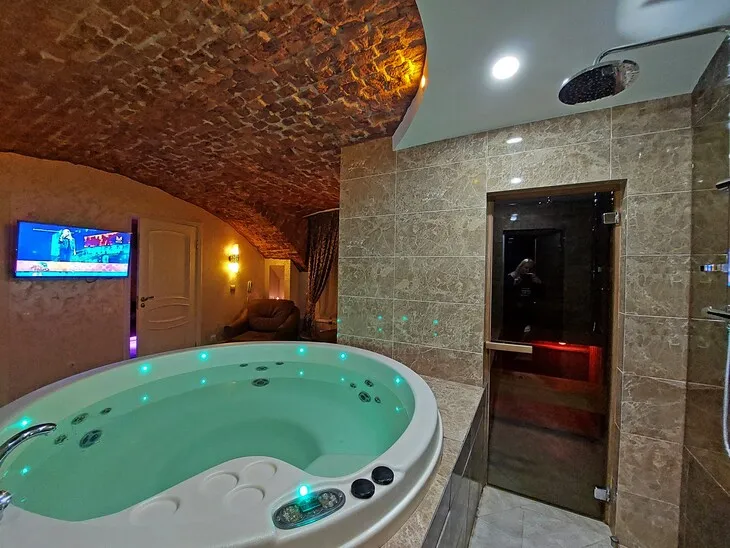 Номер с джакузи в отеле "Genesis Hotel" в Санкт-Петербурге  