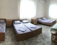 Семейный номер 5-местный с общим душем и туалетом. Гостевой дом Гостевой дом Аура село Витязево