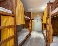 Кровать в общем 10-местном номере для мужчин. Хостел Хостел Море Владивосток