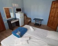 Трехместный номер с балконом. Гостевой дом Гостевой дом Робинзон Сочи