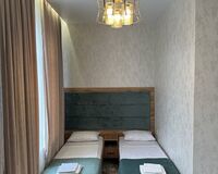 Двухместный номер с 2 кроватями, душем и туалетом. Отель Hotel Platan Дербент