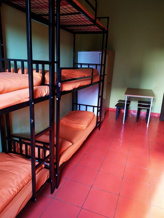 Кровать в общем 9-местном номере для мужчин