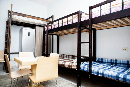 Кровать в общем 5-местном номере для мужчин