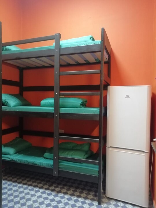 Кровать в общем 9-местном номере для мужчин
