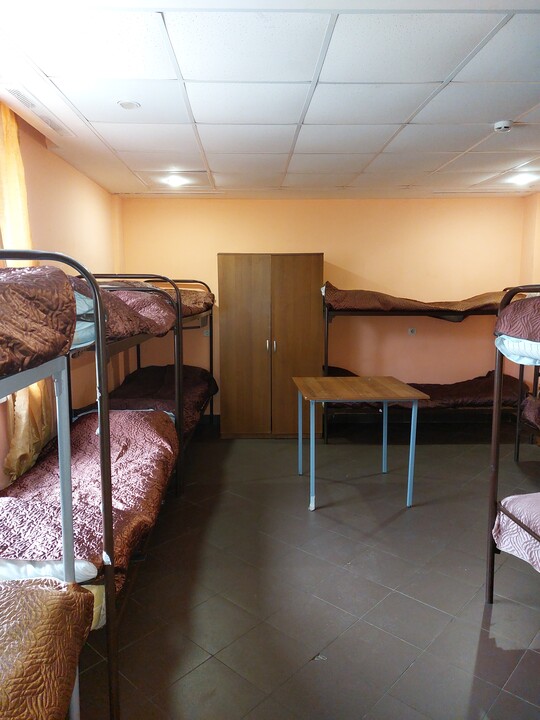 Кровать в общем 12-местном номере для мужчин