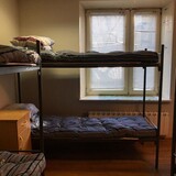 Кровать в общем 14-местном номере для мужчин