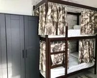 Кровать в общем 8-местном номере для мужчин. Хостел Хостел ДобролюбовЪ Москва