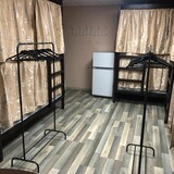 Кровать в общем 10-местном номере для мужчин
