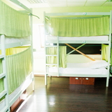 Кровать в общем 14-местном номере для мужчин