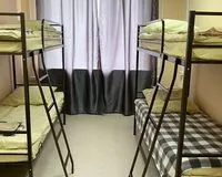 Кровать в общем 4-местном номере для мужчин. Хостел Хостел 4 Комнаты Сургут