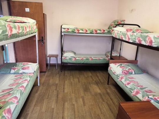 Кровать в общем 12-местном номере для мужчин