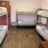 Кровать в общем 12-местном номере для женщин