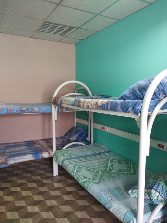 Кровать в общем 14-местном номере для женщин