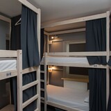 Кровать в общем 6-местном номере для мужчин
