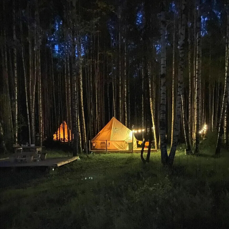 Кемпинг нижний. Берег грифона кемпинг Горьковское море. Берег грифона глэмпинг Нижегородская область. Берег грифона Нижний Новгород. Кемпинг Нижний Новгород.