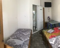 Трехместный номер с душем и туалетом Гостевой дом Гостевой дом Аура село Витязево без звезд Забронируй по своей цене!