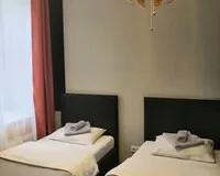 Двухместный номер с 2 кроватями, душем и туалетом Хостел Кино Хостел на Пушкинской Санкт-Петербург рейтинг 5.0