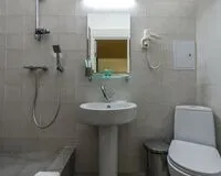 Двухместный номер с 2 кроватями, душем и туалетом Отель Отель Тройка Москва метро Новокузнецкая