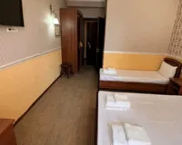 Трехместный номер с душем и туалетом Отель Отель Леонидас село Витязево 3 звезды