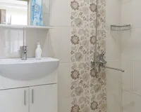 Трехместный номер с душем и туалетом Гостевой дом Гостевой дом На Круче Геленджик Геленджик без звезд новый объект без отзывов