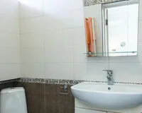 Трехместный номер с душем и туалетом Гостевой дом Гостевой дом На Круче Геленджик Геленджик без звезд Забронируй по своей цене! 5% скидка по промокоду!