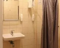 Трехместный номер с душем и туалетом Мини-отель Мини-отель Невский 105 Санкт-Петербург рейтинг 4.2