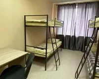 Кровать в общем 4-местном номере для мужчин Хостел Хостел 4 Комнаты Сургут новый объект