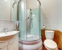 Двухместный номер с 2 кроватями, душем и туалетом Гостевой дом Гостевой дом 7th floor Kirochnaya Санкт-Петербург